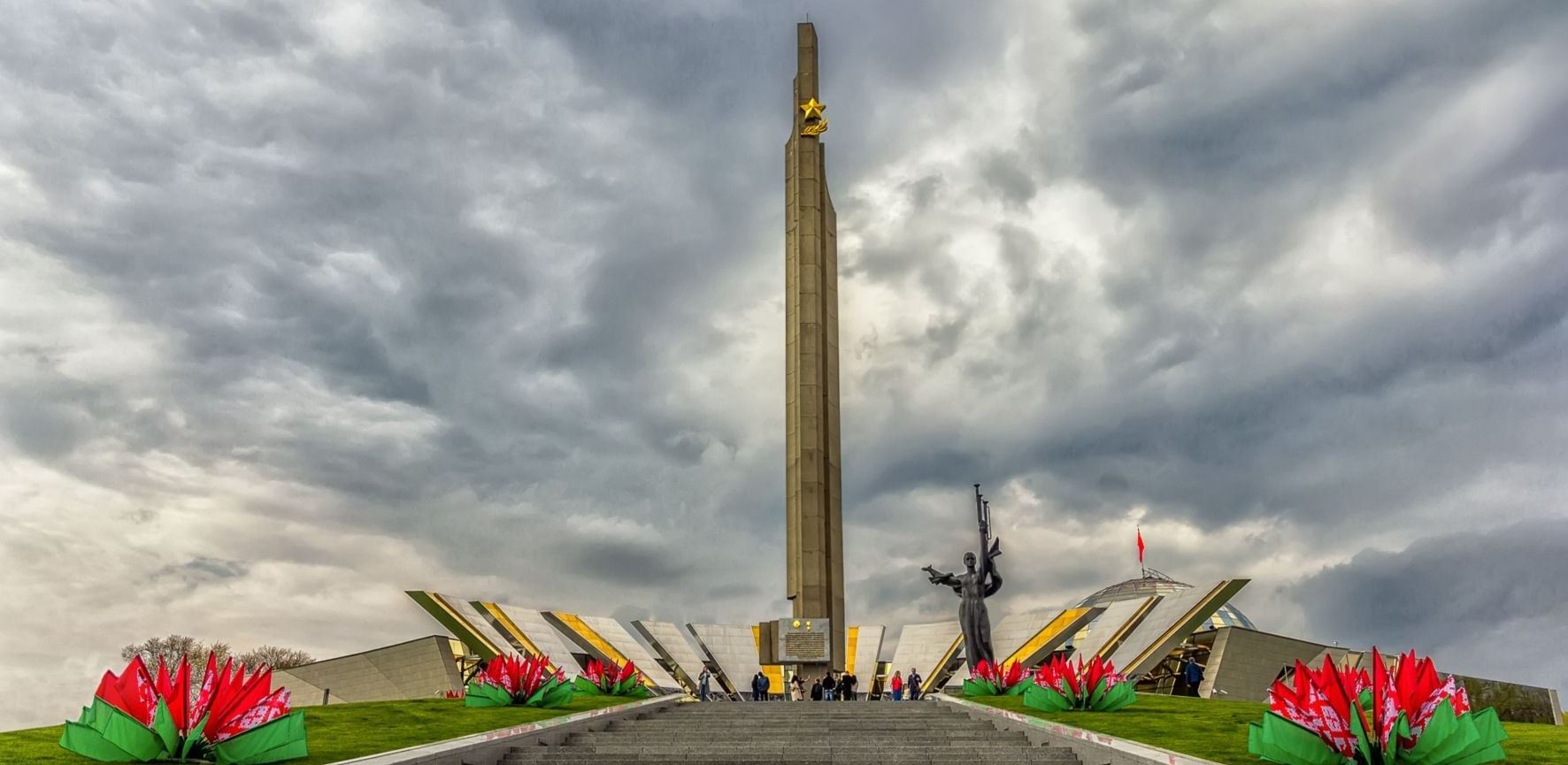 Возложили цветы к стеле «Минск – город-герой»