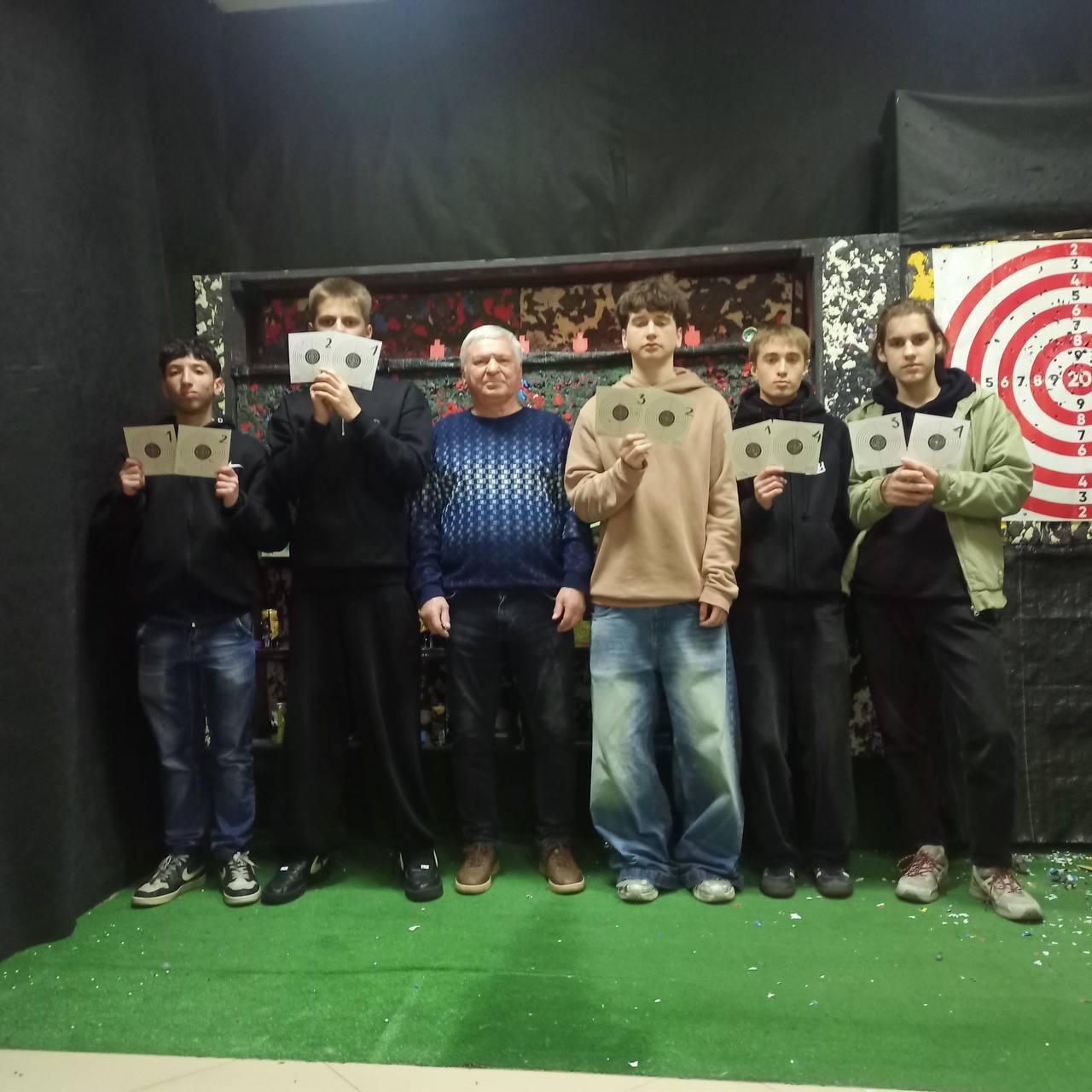 В рамках практических занятий по допризывной подготовке провели стрельбу из пневматической винтовки в спортивном клубе “Стрелец”