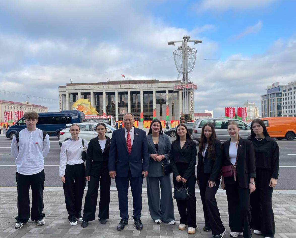 Состоялось возложение цветов к мемориалу «Монумент Победы»