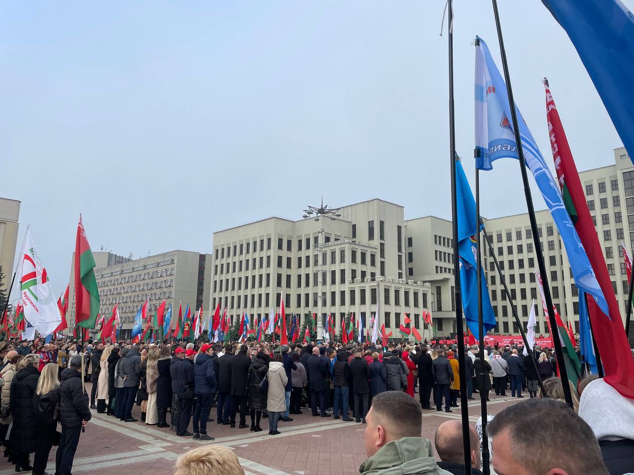 Приняли участие в церемонии возложения цветов к памятнику В. И. Ленина
