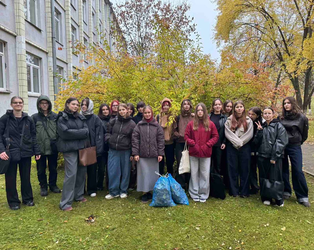 Приняли участие в уборке территории колледжа от сухой, опавшей листвы
