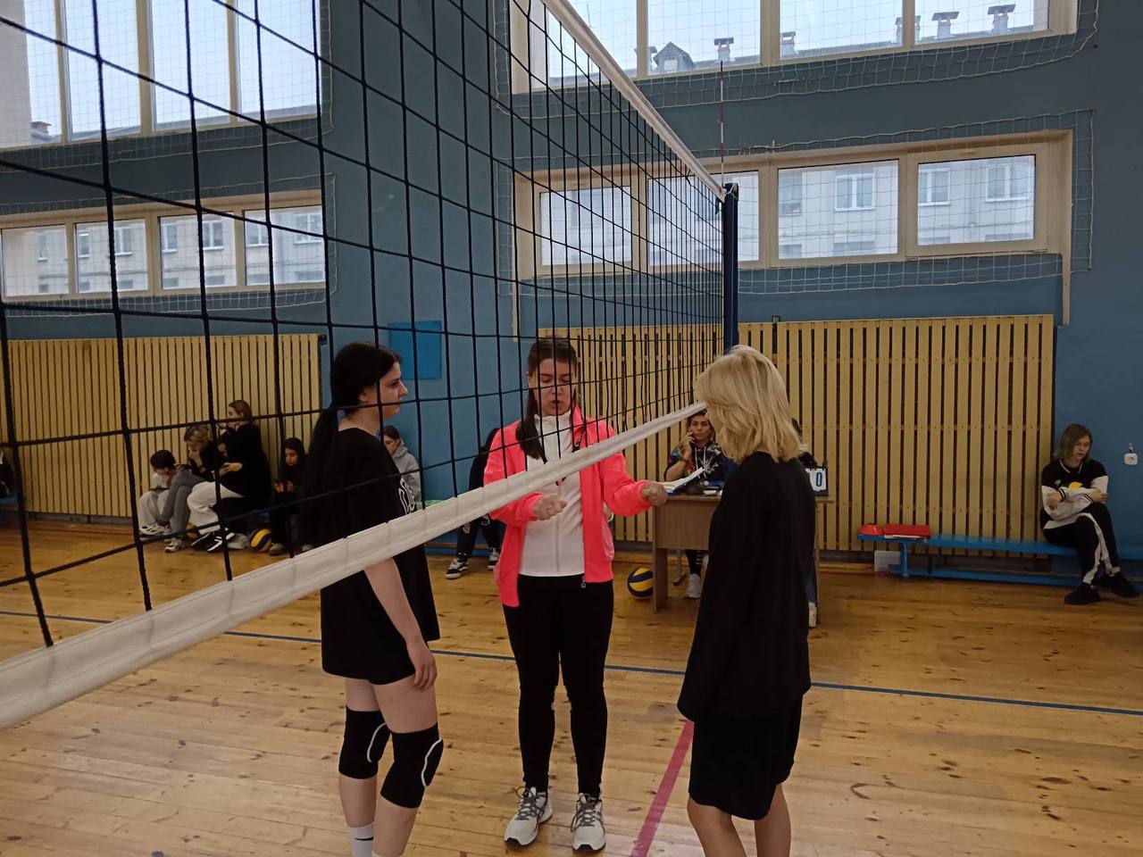 Проходит первенство колледжа по волейболу среди учащихся 1-4 курсов