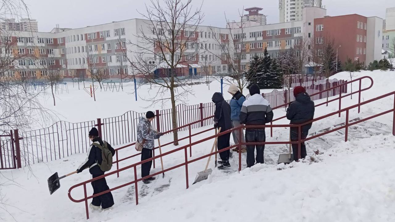 Учащаяся молодежь помогает коммунальным службам Фрунзенского района в уборке снег