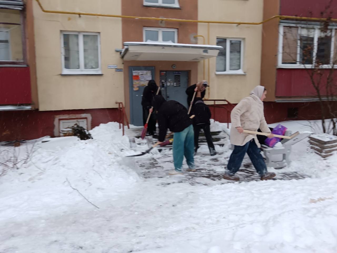 Показании помощи жилищно-коммунальным службам в очистке снега