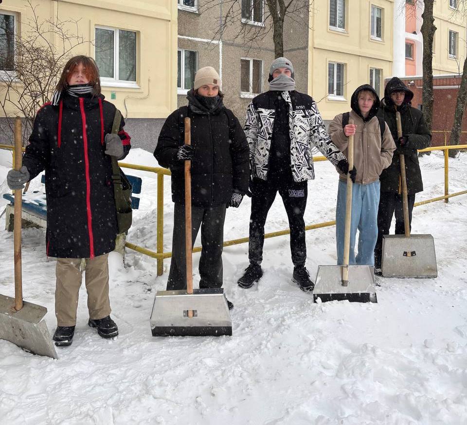 Оказали сотрудникам ЖКХ помощь в уборке снега