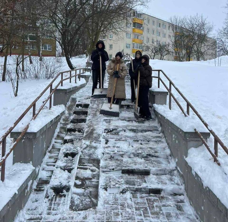 Помогали жилищно-коммунальным службам в уборке снега