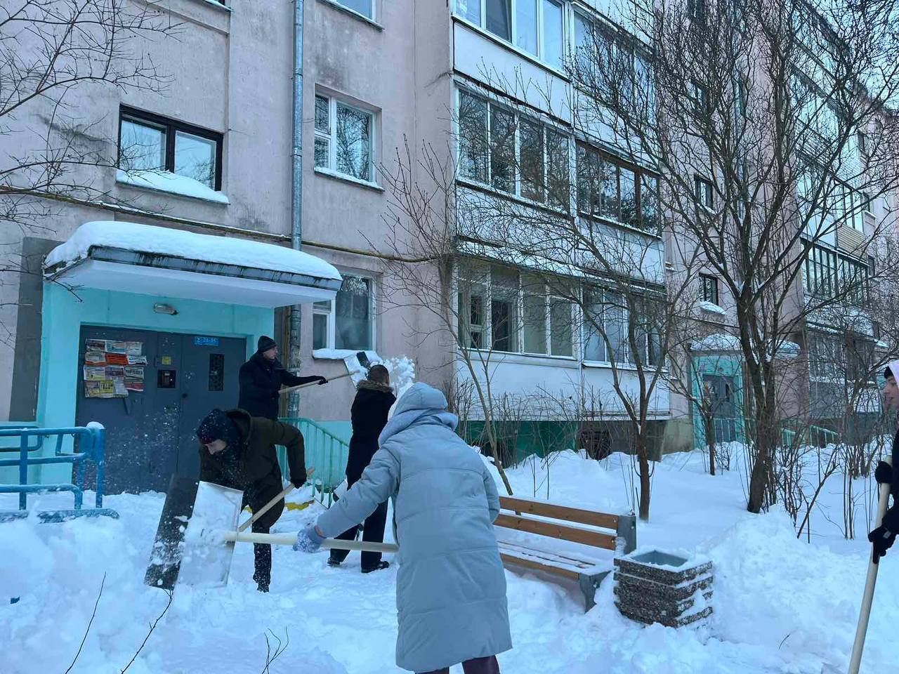 Оказали помощь жилищно-коммунальным службам по уборке снега
