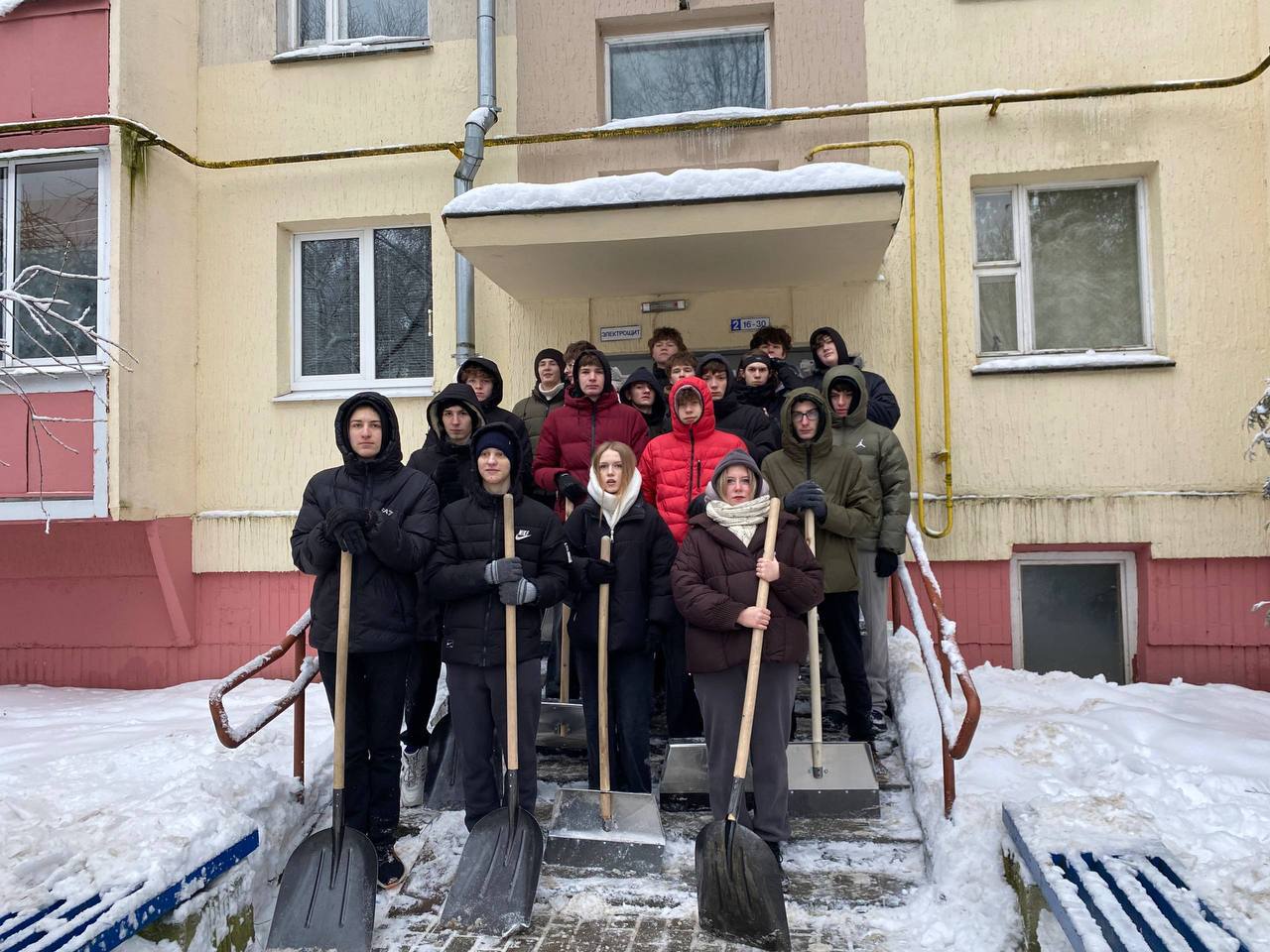 Приняли участие в уборке снега на территории Фрунзенского района г. Минска