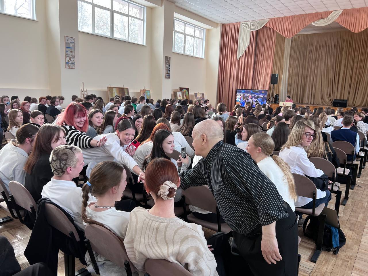 ЖИВАЯ ЛЕГЕНДА В ГОСТЯХ В КОЛЛЕДЖЕ: ТВОРЧЕСКАЯ ВСТРЕЧА С ЭДУАРДОМ ХАНКОМ