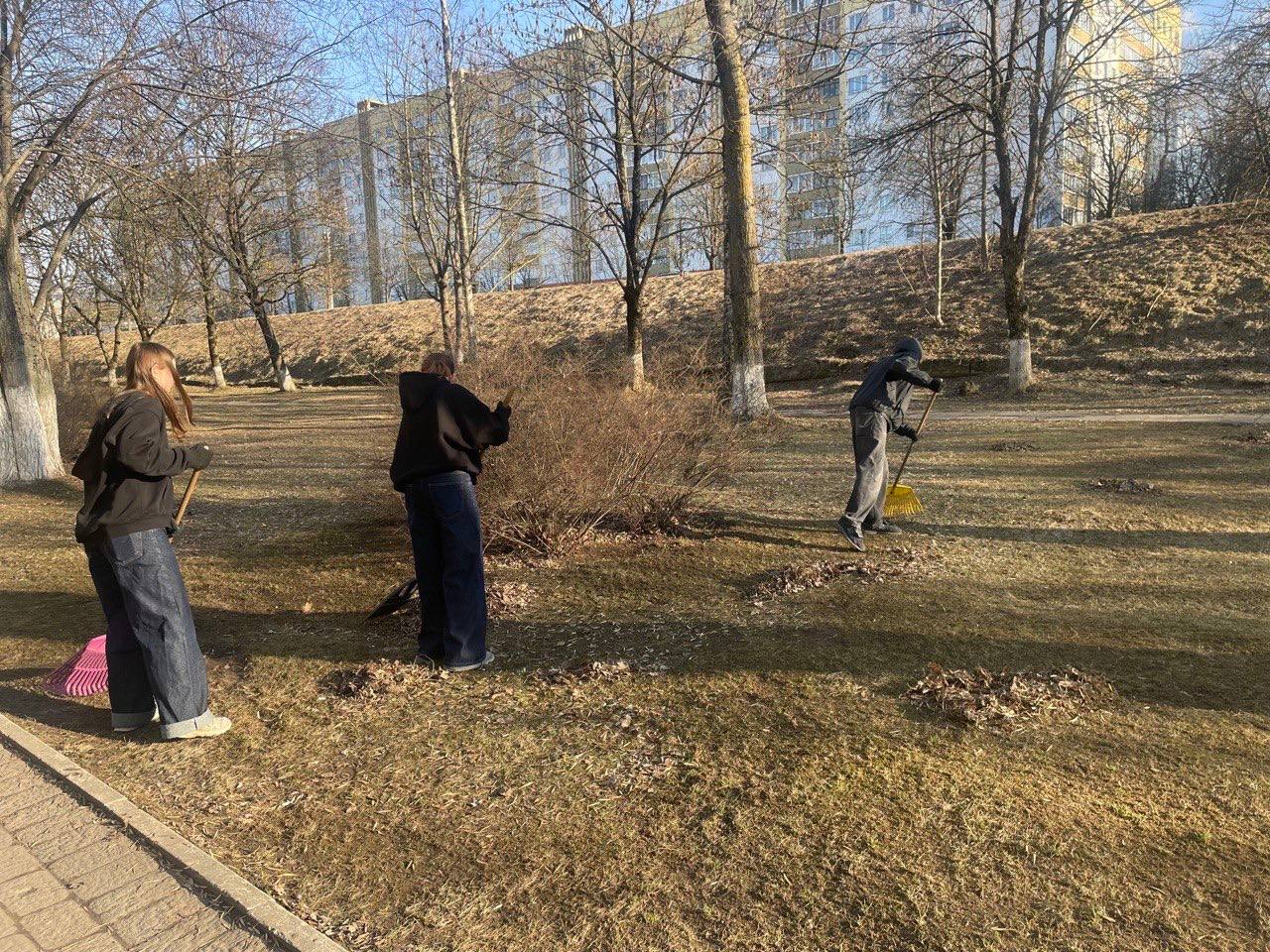 Продолжают трудовой десант по наведению порядка на территории колледжа