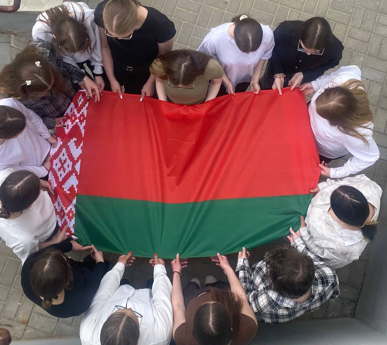 Ганаруся роднымі сімваламі!