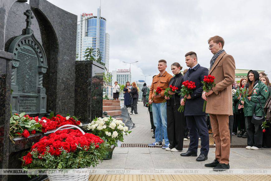 Молодежь столицы возложила цветы к мемориалоной композиции к 27-й годовщине трагедии на Немиге