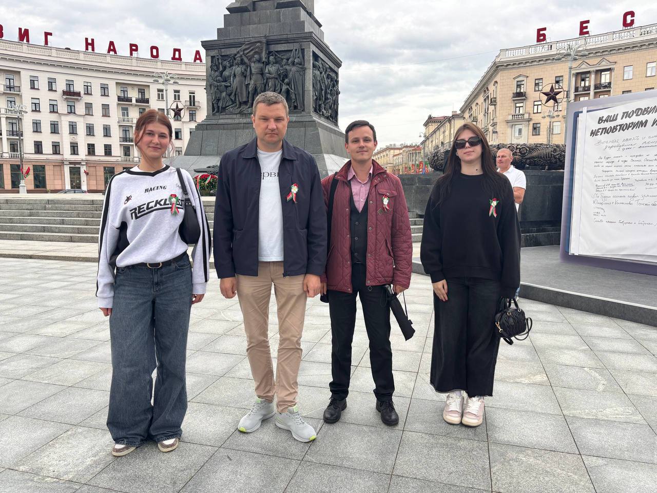 Память сердца: учащиеся колледжа приняли участие в народном возложении цветов к монументу Победы